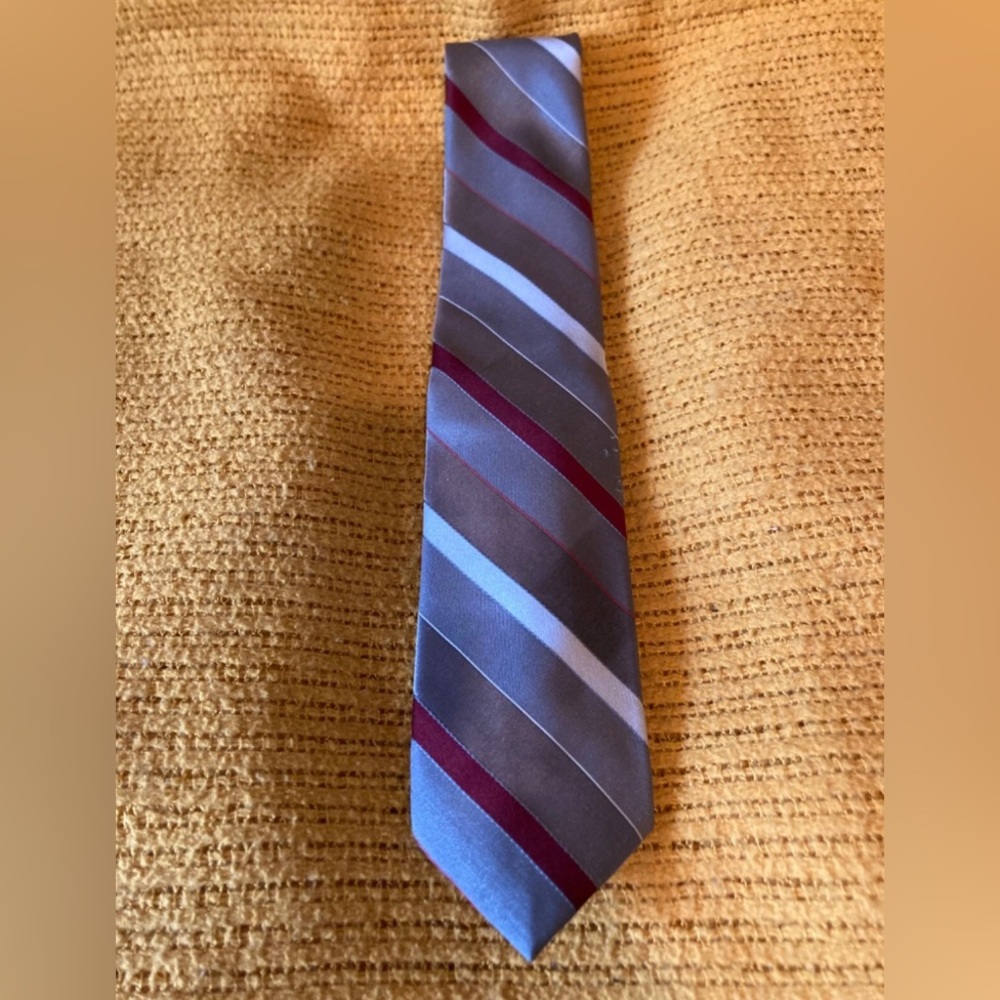 Wembley Men’s Geometric White Red Grey Tie, Vintage, 1970s, United States
